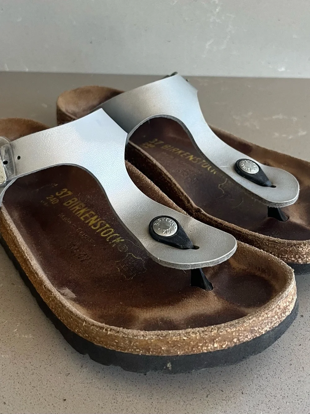 Birkenstock Gizeh Women’s SZ 37 US 6 Medium Silver Metallic Sandals